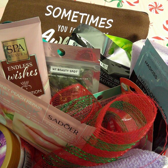 Christmas Gift Basket-Winter Skin Rescue 22-Piece Set "Frosted & Fabulous" - Picture 5 of 6